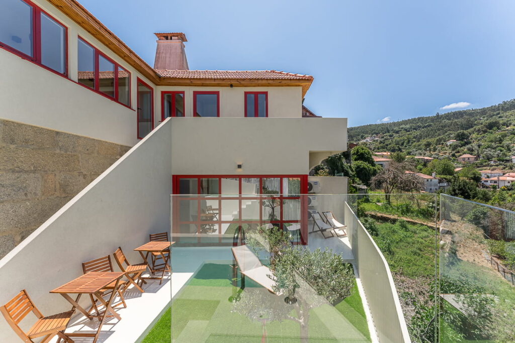 Douro Arda House: casa de caixilhos vermelhos com piscina e vista sobre o vale
