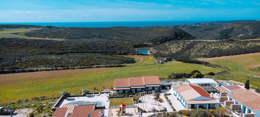 Vista aérea do Barranco da Fonte, com a piscina e os campos à volta