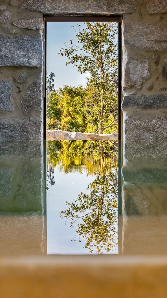Janela da Lemon Villa com o jardim refletido
