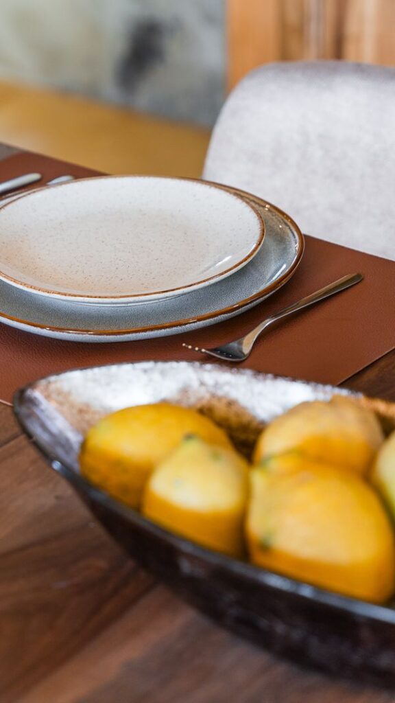 Mesa da Lemon Villa com uma taça de limões