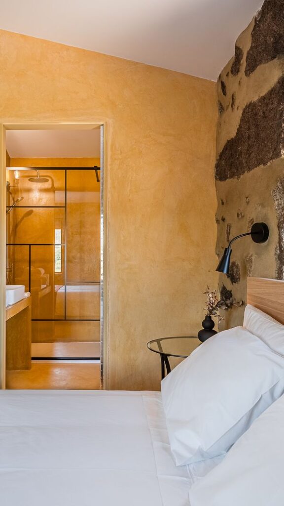 Quarto da Lemon Villa com parede de pedra