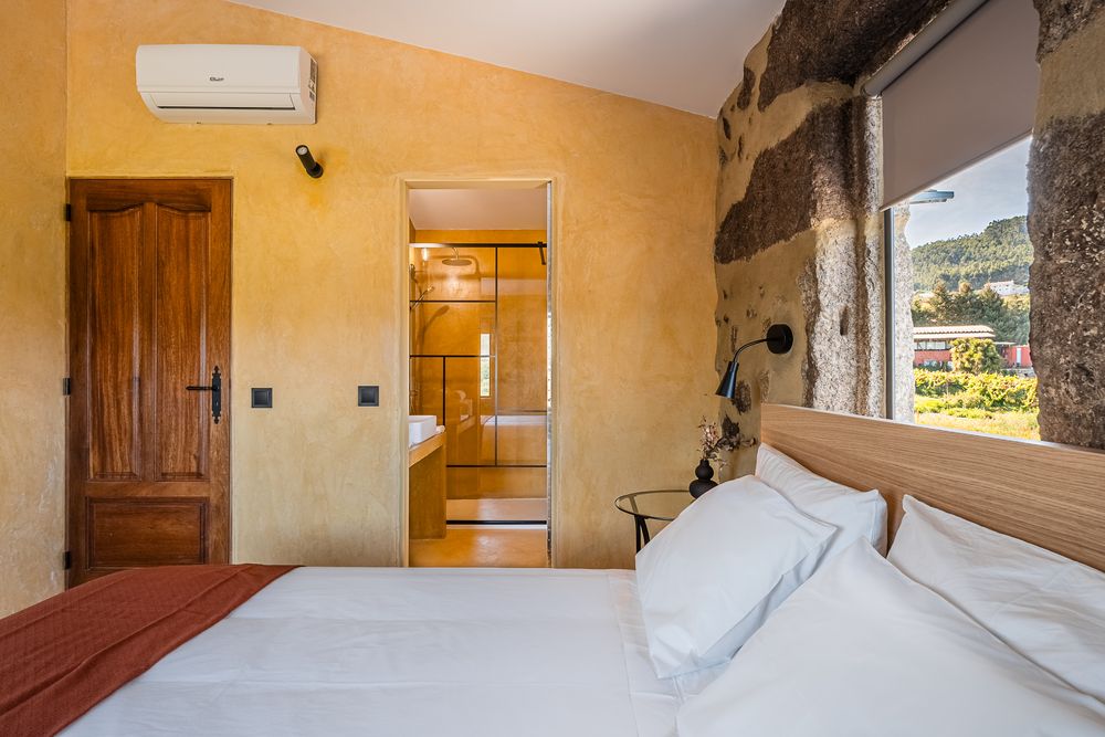 Quarto da Lemon Villa, na Oporto Lemon Farm, com parede de pedra
