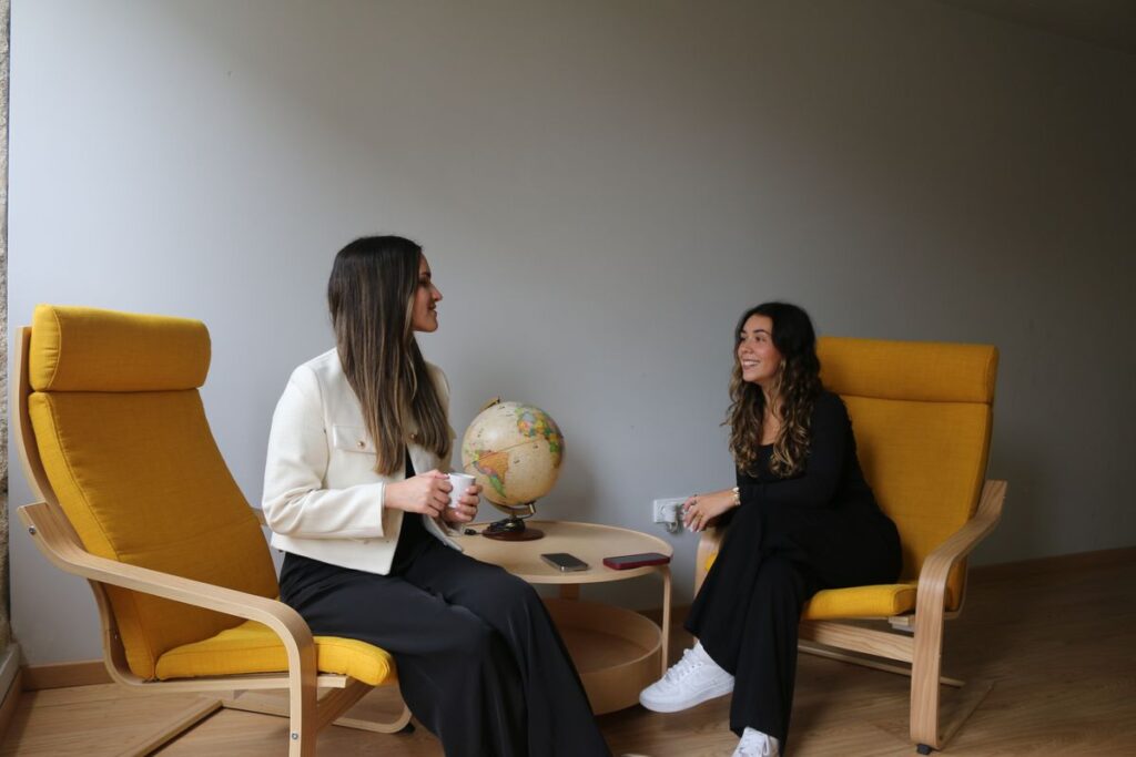 Duas pessoas da equipa da Guest Grow em reunião