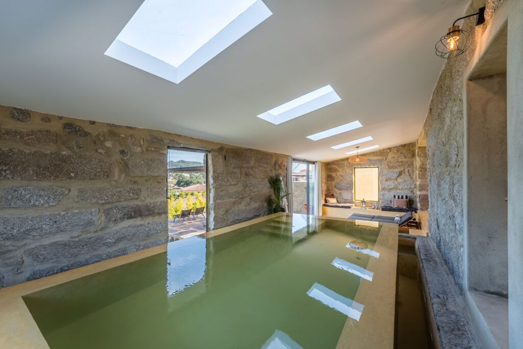 Piscina interior da Lemon Villa, com paredes de pedra