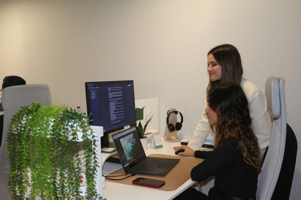 Duas pessoas da equipa da Guest Grow ao computador
