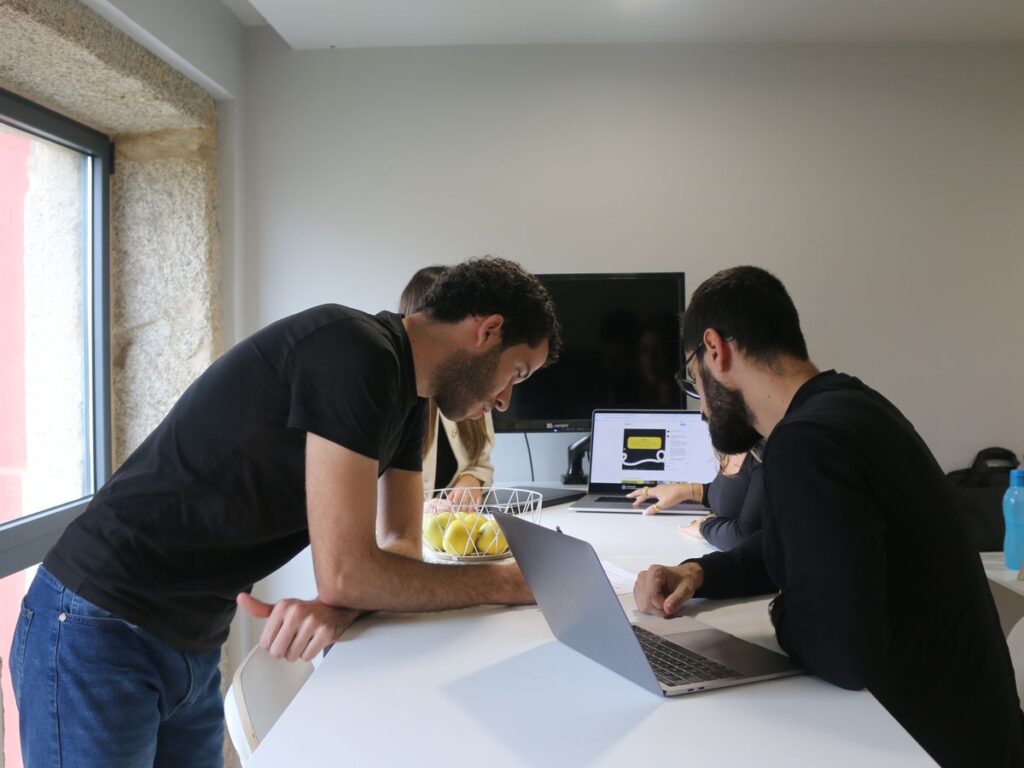 Duas pessoas da equipa da Guest Grow a trabalhar num portátil