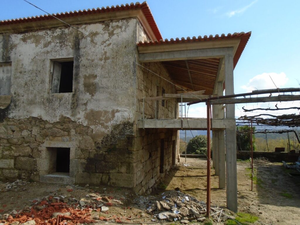 Casa de pedra do Banduja Reserve durante a recuperação