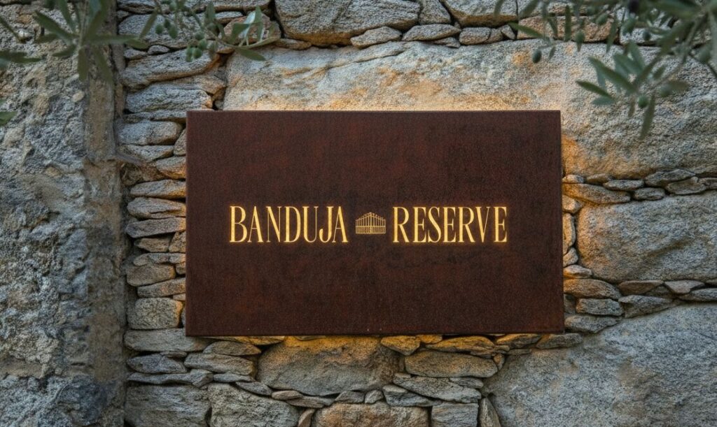 Placa do Banduja Reserve numa parede de pedra
