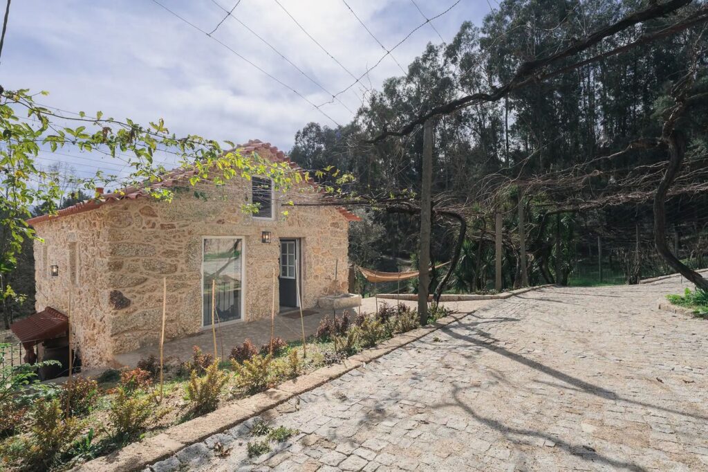 A Casa do Burro depois da obra, com a latada ao lado