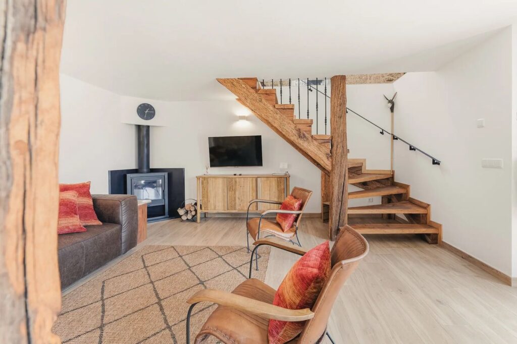 Sala da Casa do Burro com escada de madeira