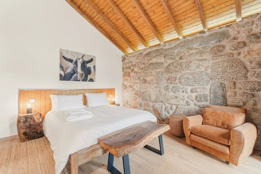 Quarto da Casa das Cabras com parede de pedra