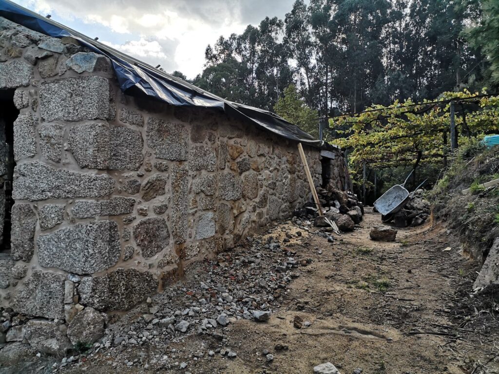 A Casa do Burro em obra, em 2023, com o telhado tapado por uma lona