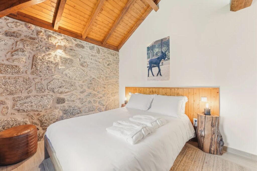 Quarto da Casa do Burro com parede de pedra