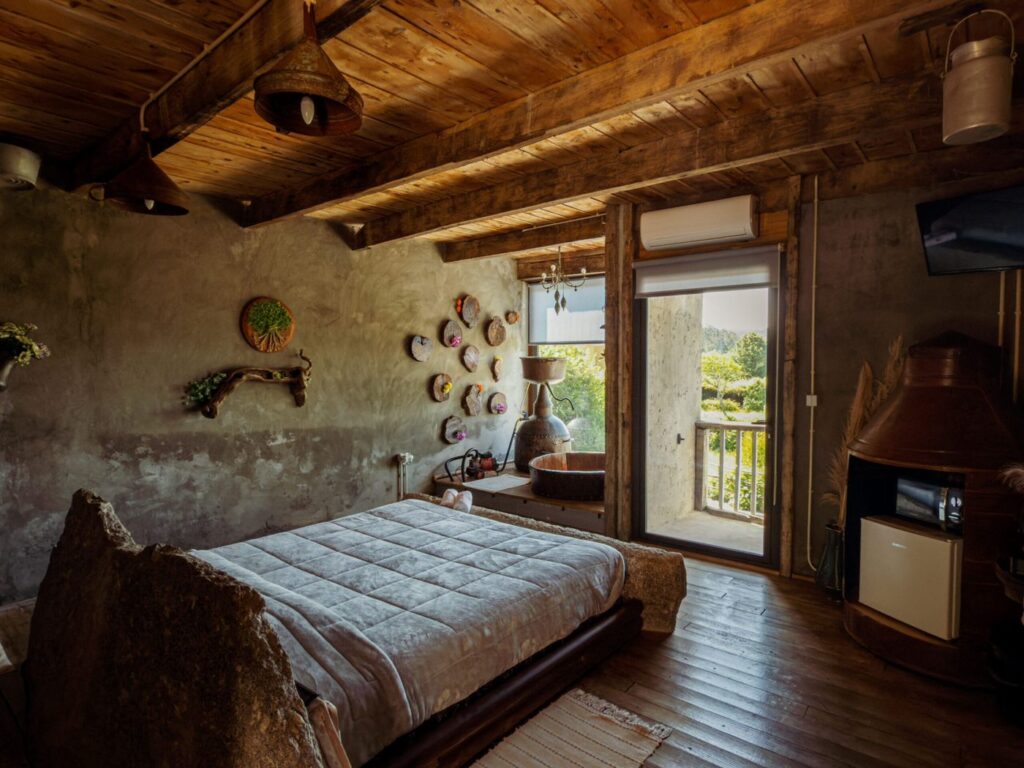 Suite do Alambique, com o alambique e a cama de pedra