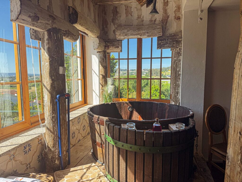 Dorna de vinho usada como banheira na Suite do Campo