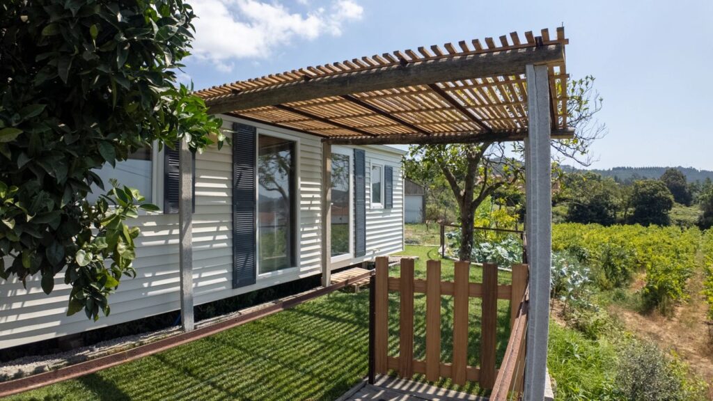 Casinha das Vinhas com pérgola de madeira, junto à vinha