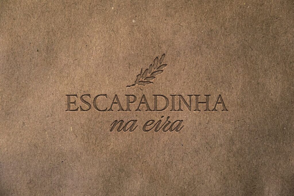 Logótipo gravado em relevo em papel pardo