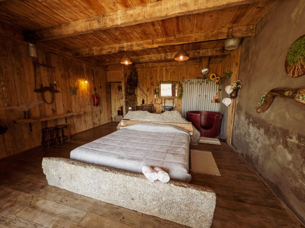 Suite do Alambique, com a cama de pedra