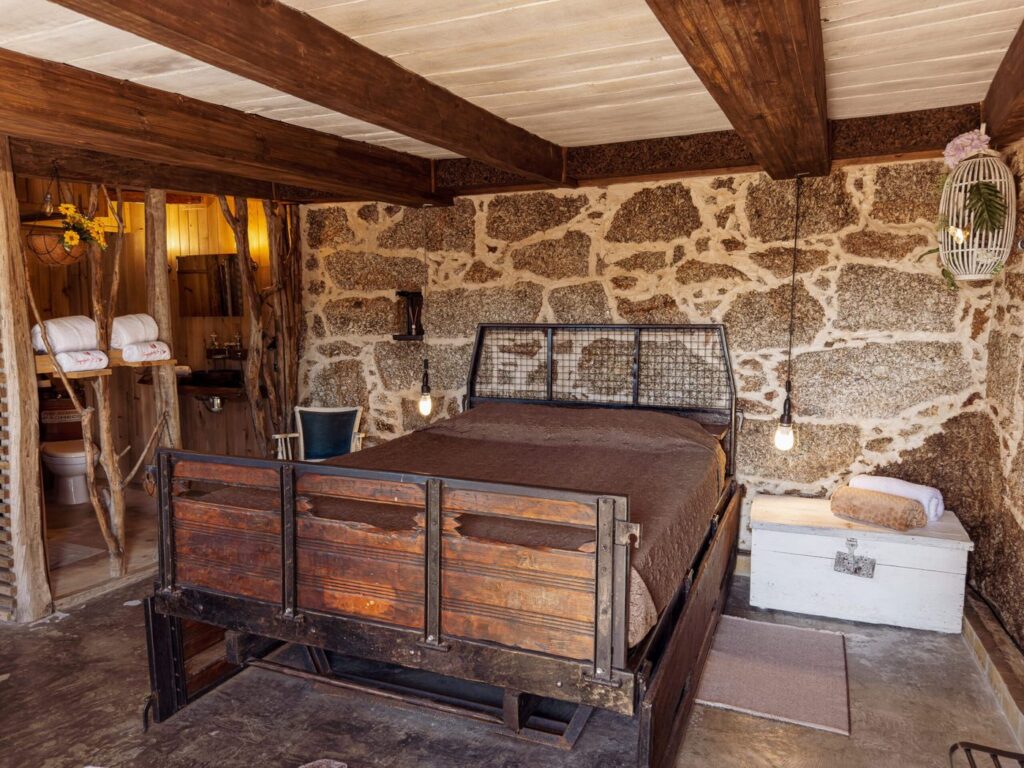 Suite da Eira, com a cama feita numa carroçaria agrícola