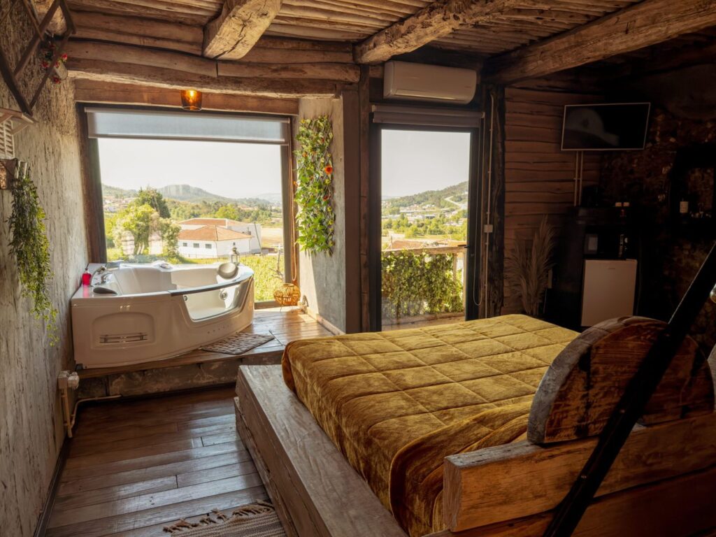 Suite do Lagar, com o jacuzzi junto à janela