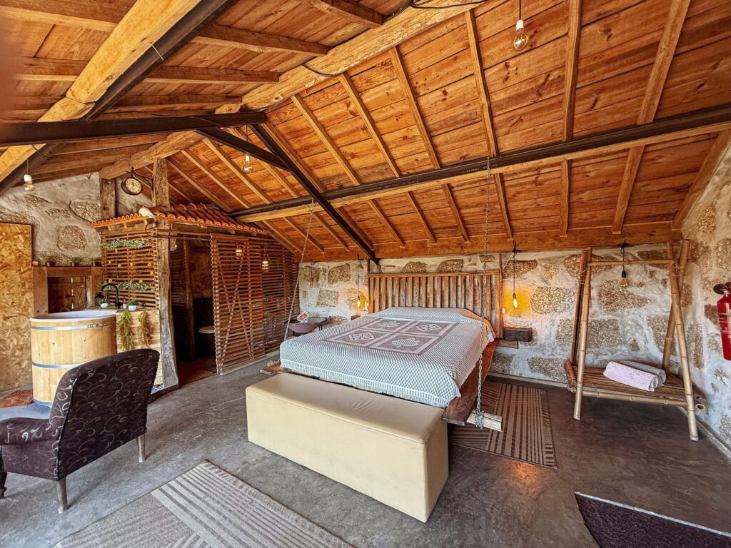 Suite da Varanda, com o teto de madeira em bico