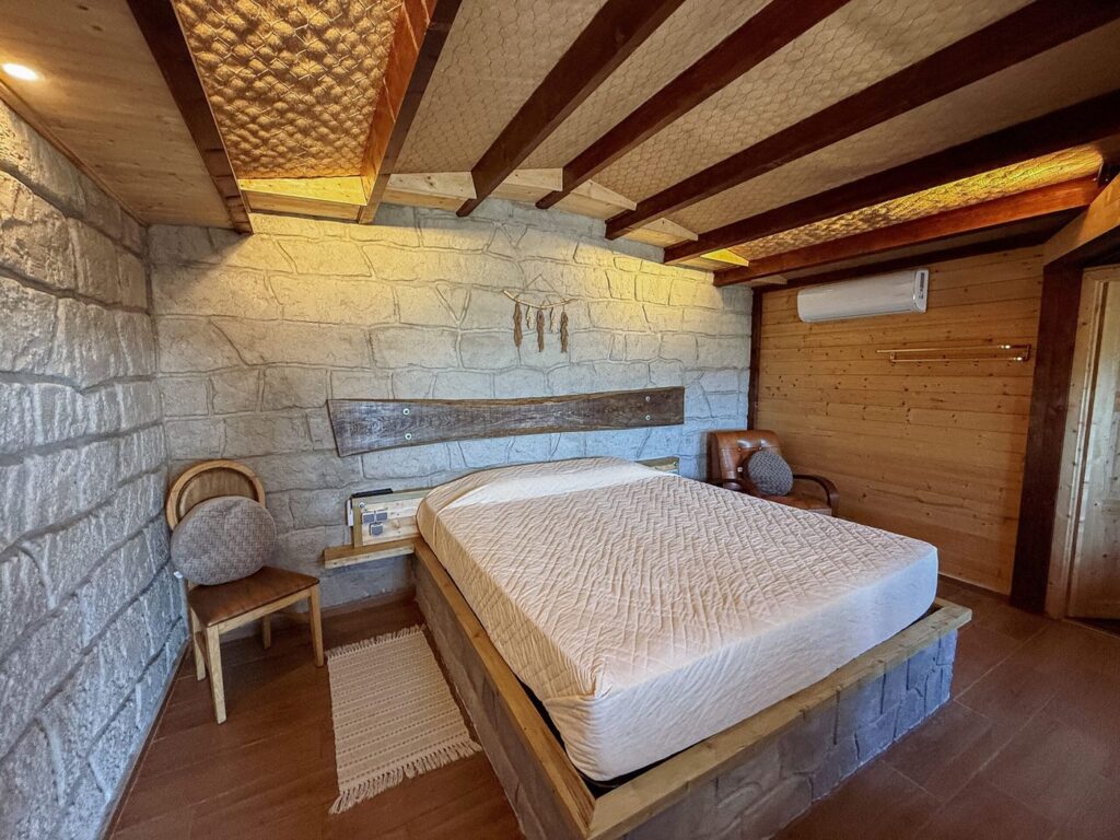 Suite das Oliveiras, com paredes de pedra e madeira