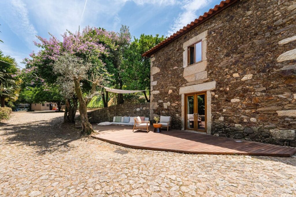 Pátio de calçada junto à Casa da Eira