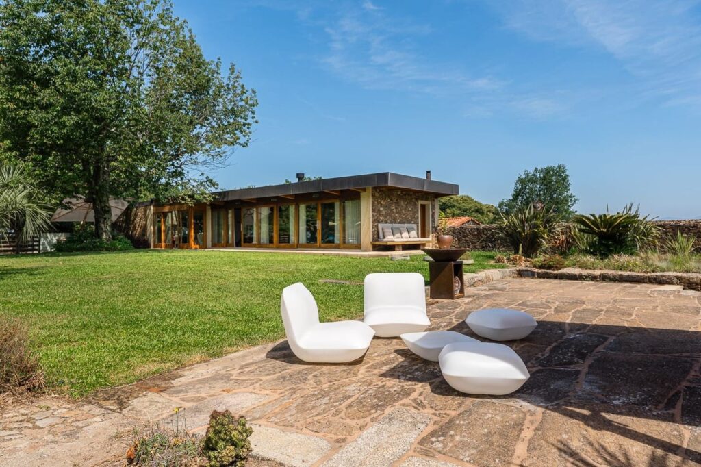 Casa da Piscina e cadeiras brancas no terraço de pedra