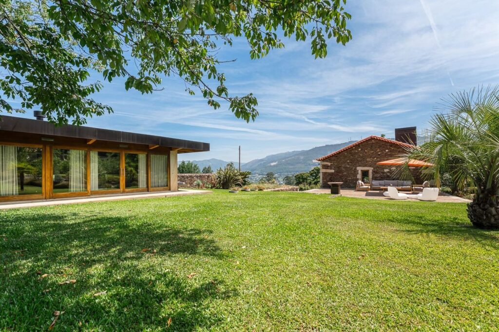 Relvado entre a Casa da Piscina e a Casa da Eira