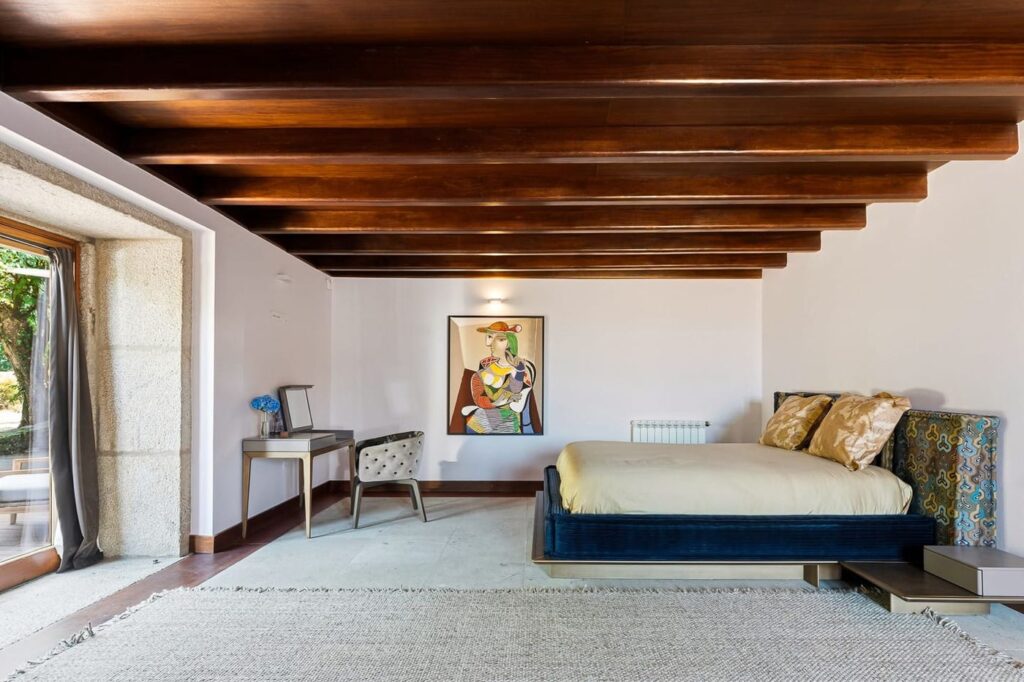 Quarto da Casa da Eira com vigas de madeira