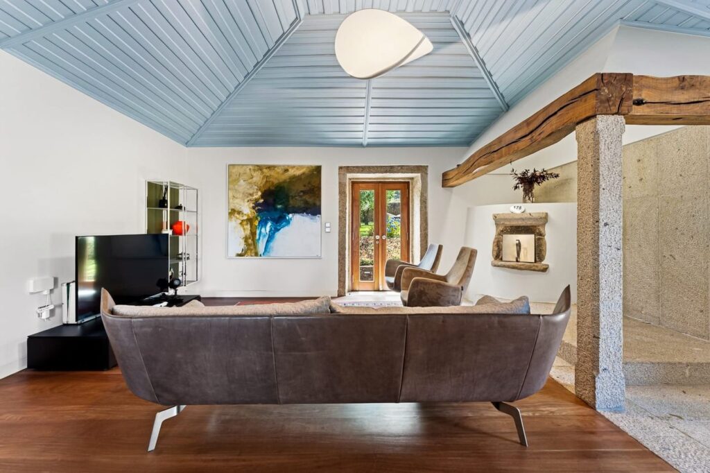 Sala da Casa da Eira com teto azul