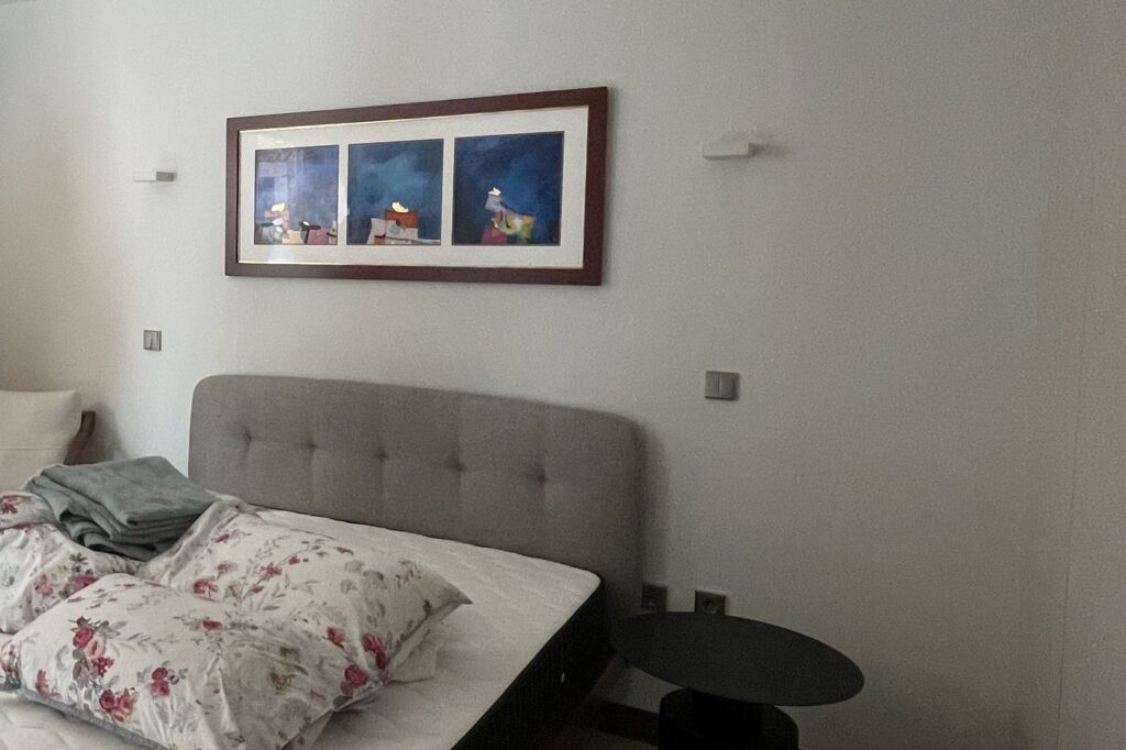 O quarto da Casa da Piscina na primeira visita, em março de 2026