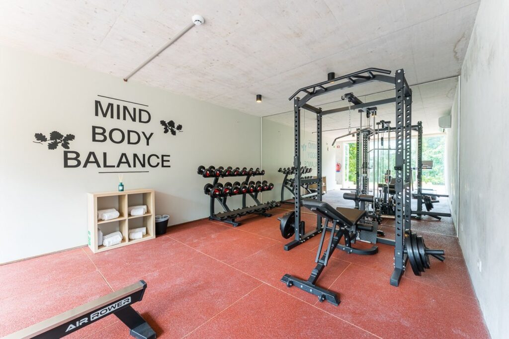 Ginásio com equipamento de musculação