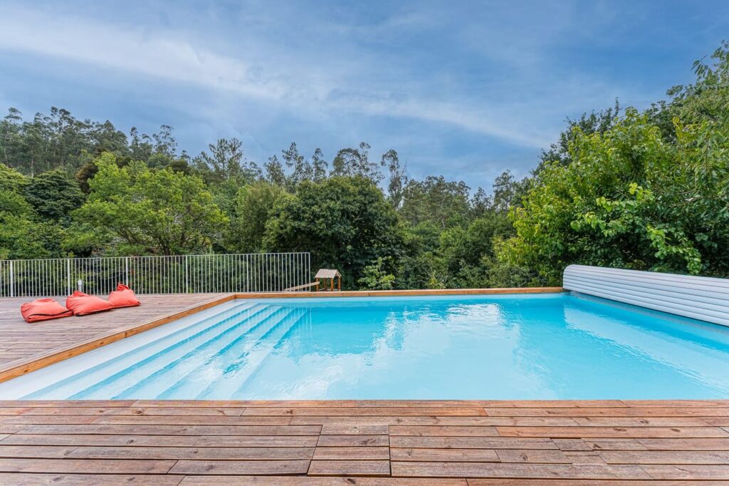 Piscina com pufes no deck de madeira