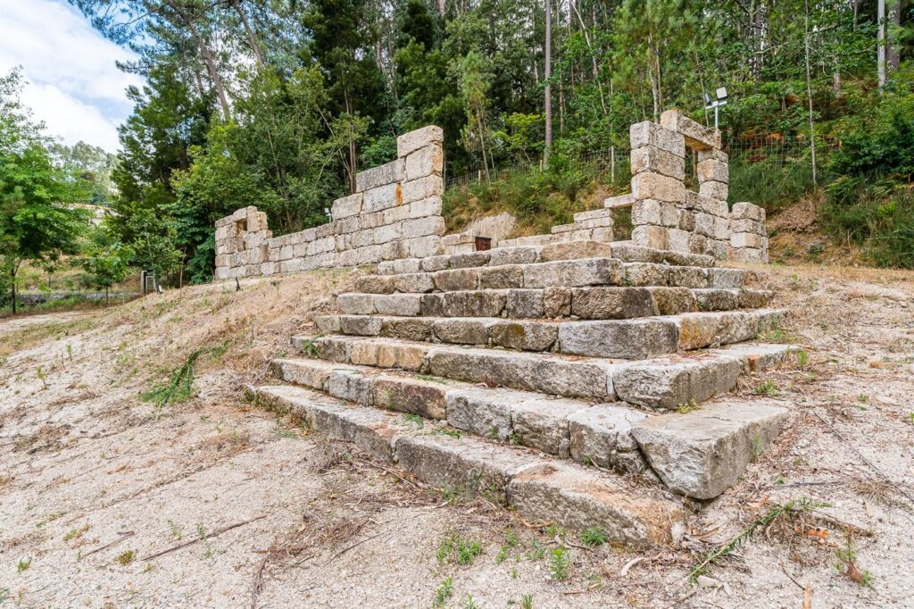 Escadaria de granito no bosque