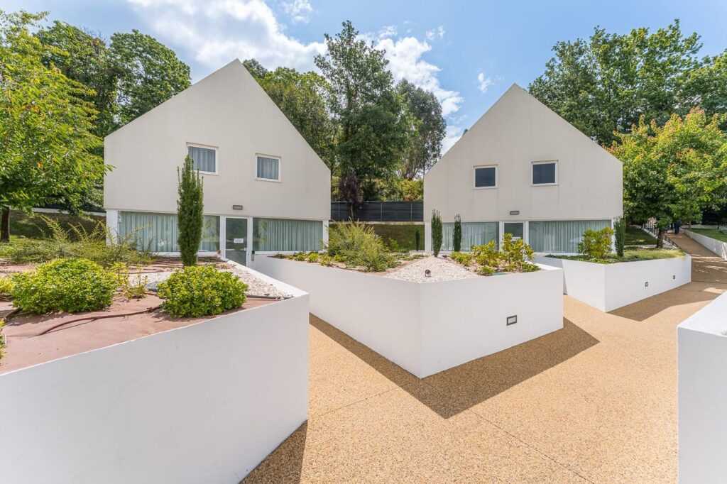 Duas villas e os canteiros do jardim