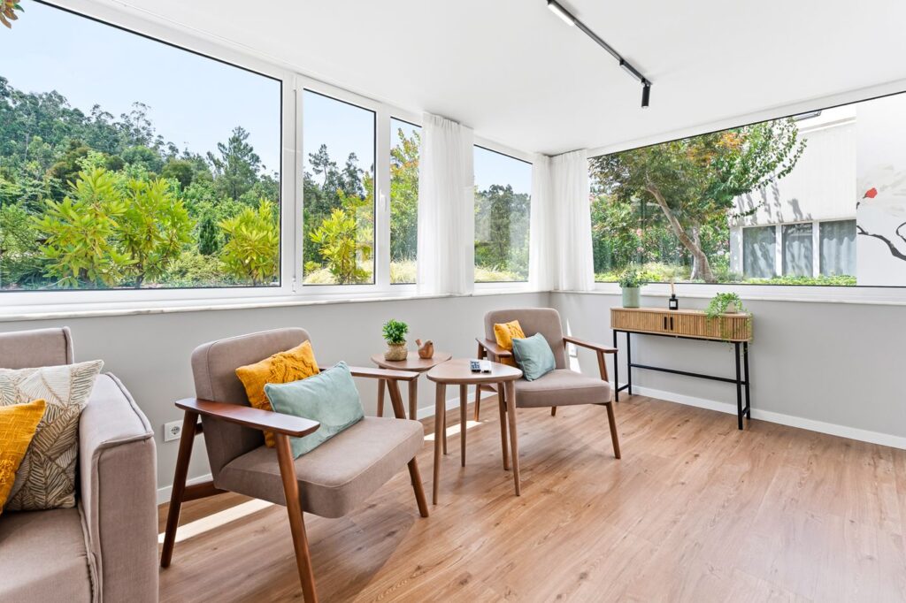 Sala da Villa das Camélias com janelas para o verde