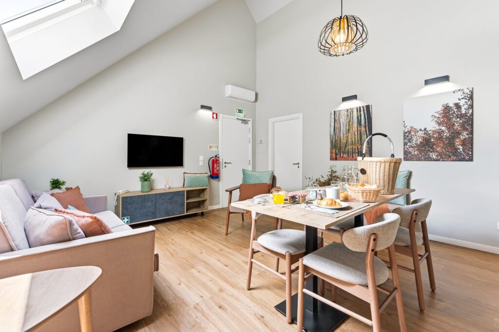 Sala e cozinha de um apartamento T2 da Villa dos Carvalhos