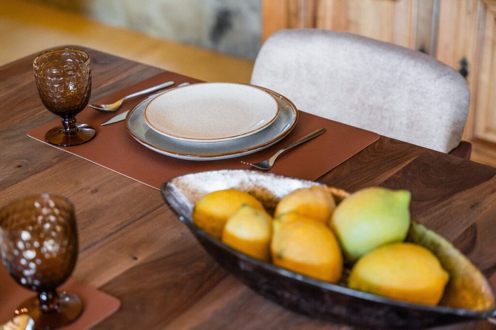 Mesa posta com limões na Villa