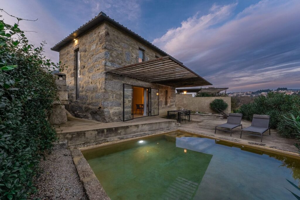 Casa dos Limões ao fim do dia, com a piscina privada