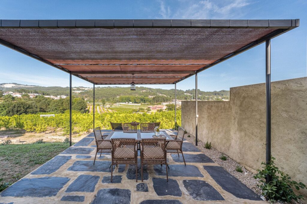 Terraço da Villa com pérgula e vista para o vale