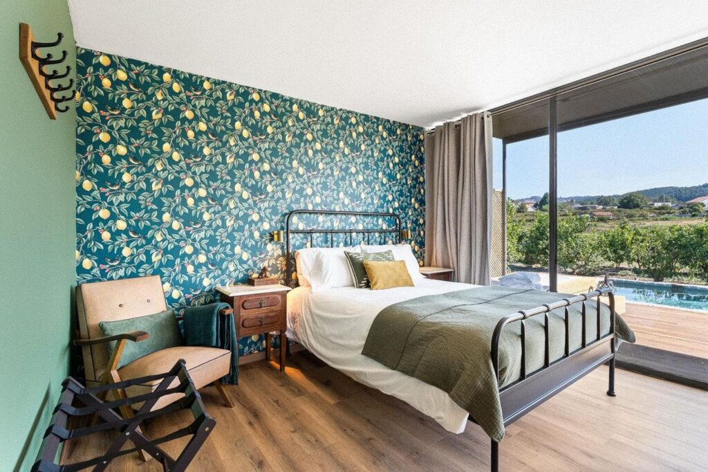 Quarto do Alpendre com papel de parede de limões