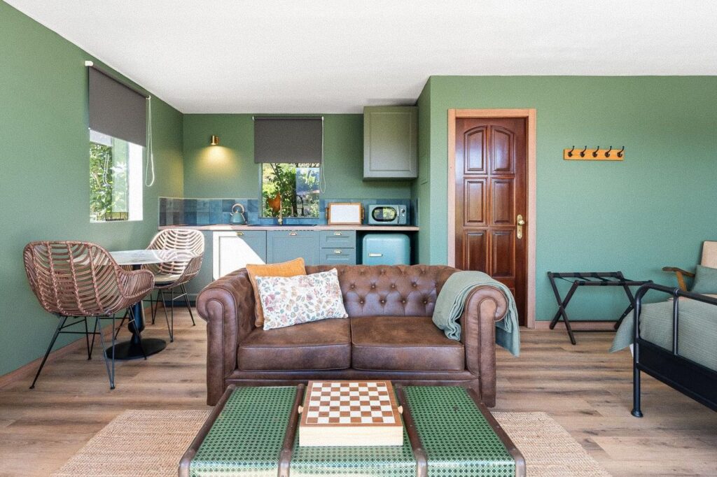 Sala do Alpendre com sofá de couro