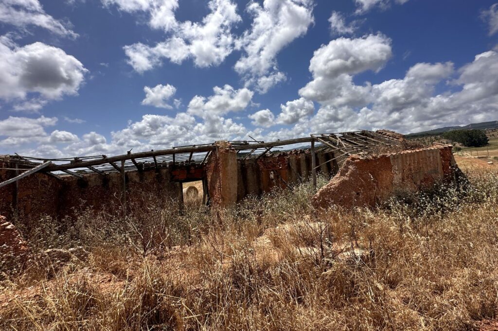 A antiga dependência agrícola em ruína, no terreno