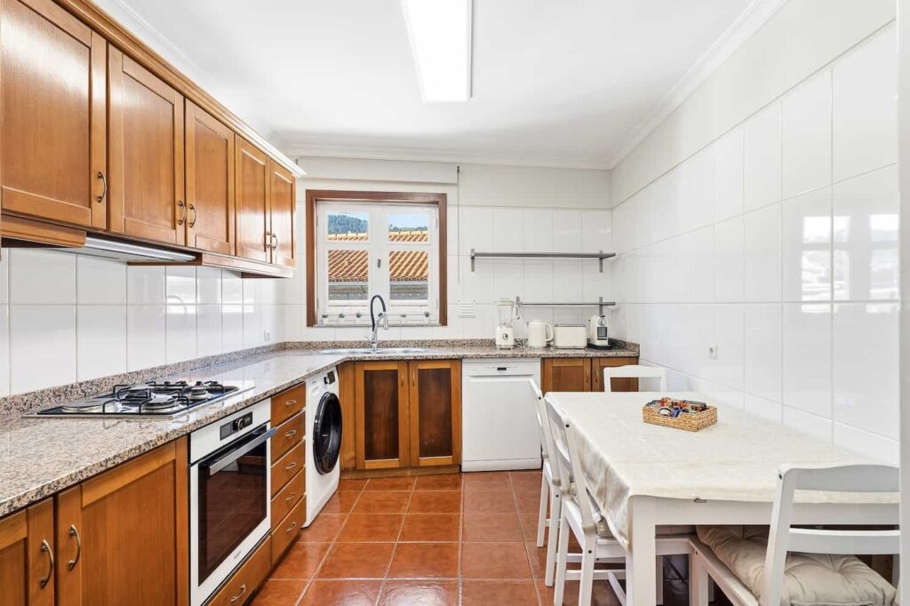 Cozinha equipada com mesa de refeições