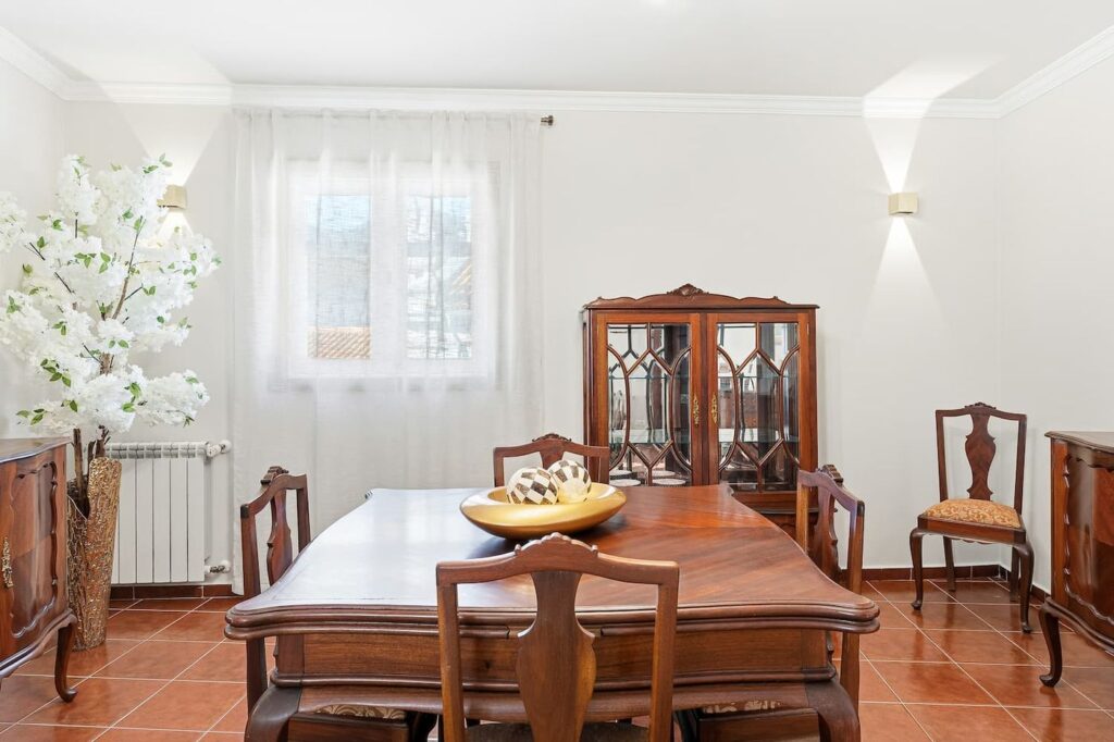 Mesa de jantar em madeira