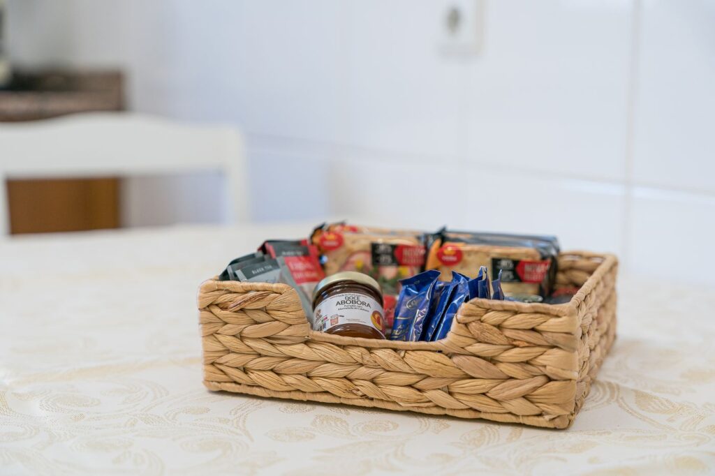 Cesto com café e compota na cozinha