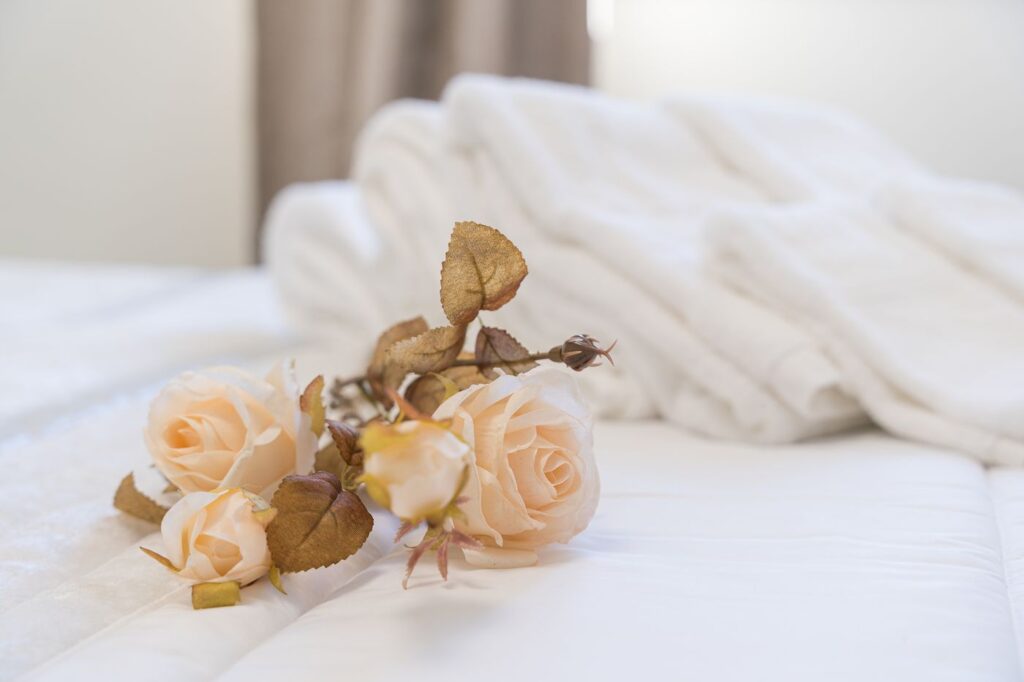 Toalhas e flores sobre a cama