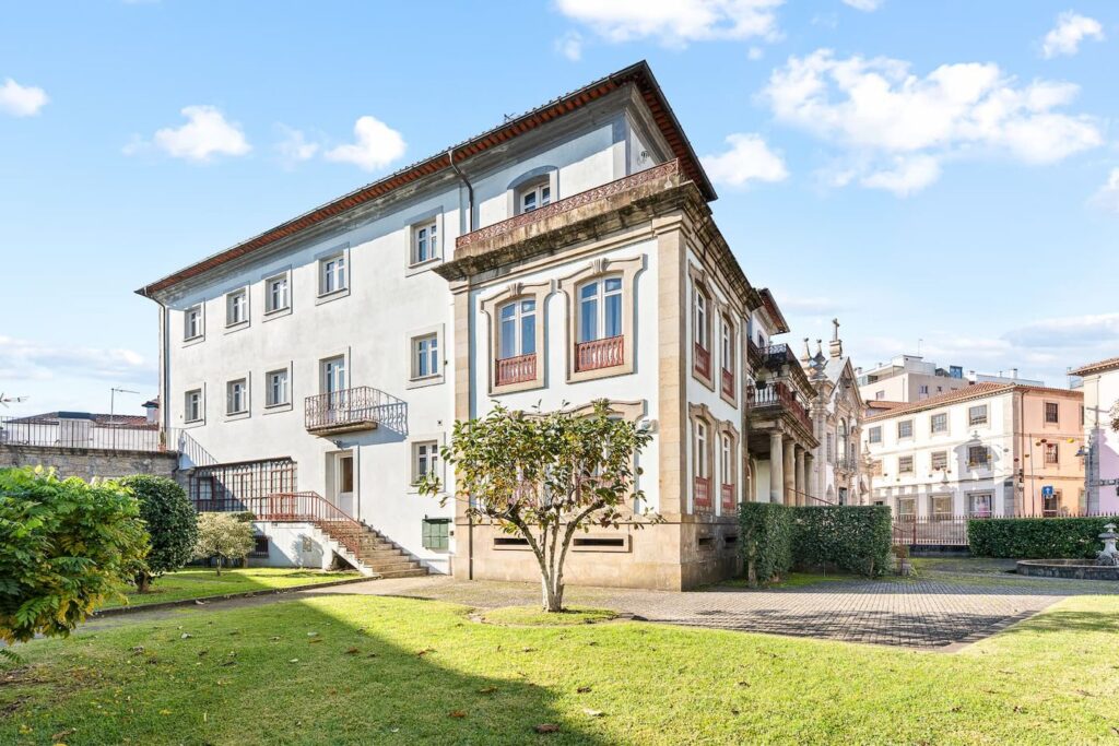 O edifício visto do jardim