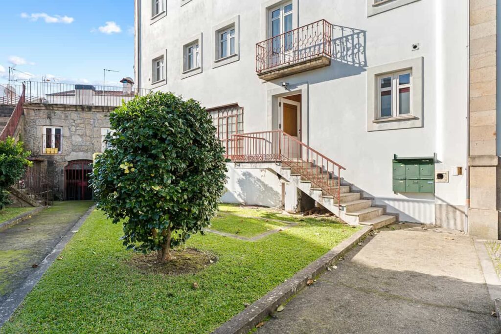 Escada exterior e árvore no jardim